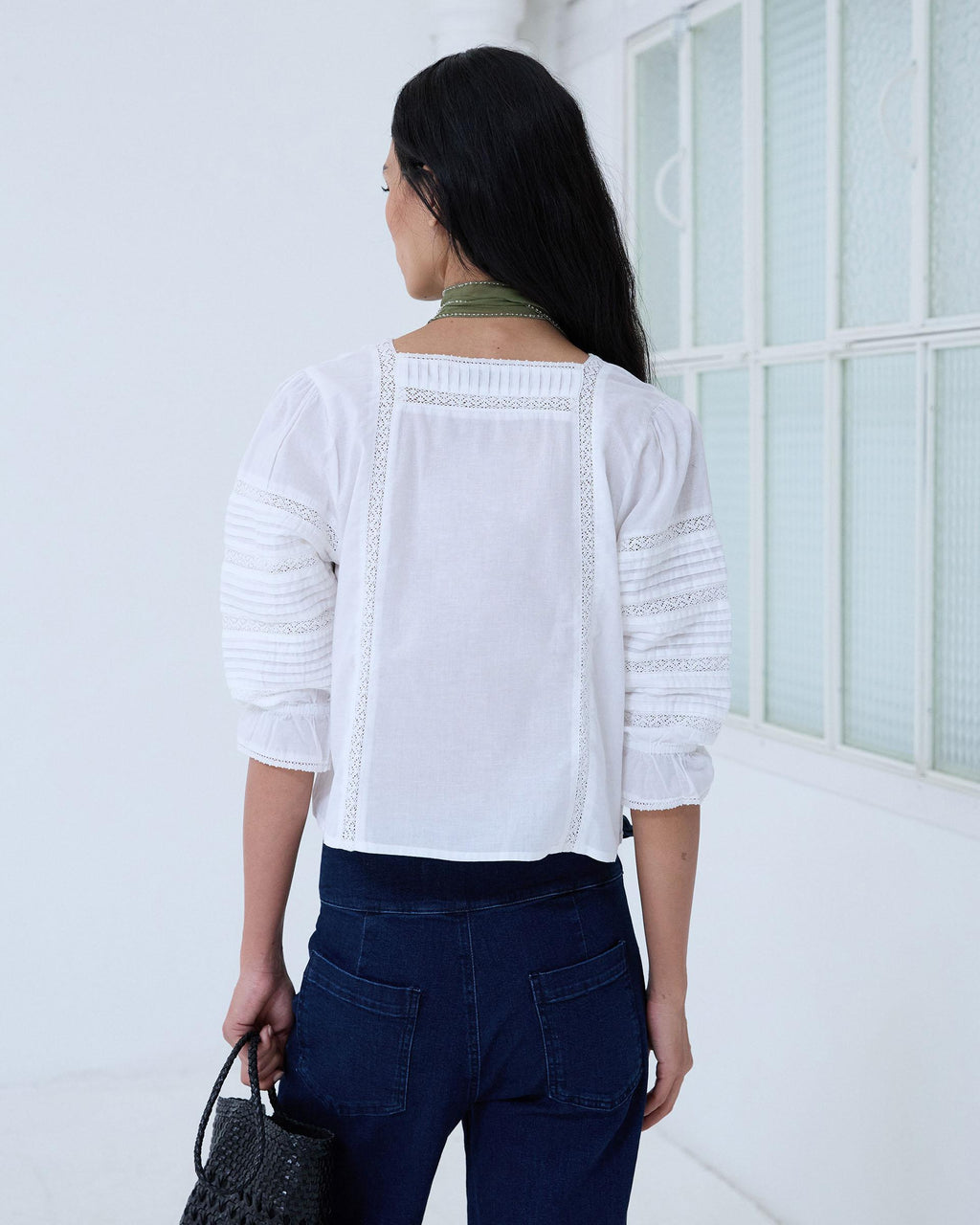 BLUSA ESCOTE CUADRADO PUNTILLAS
