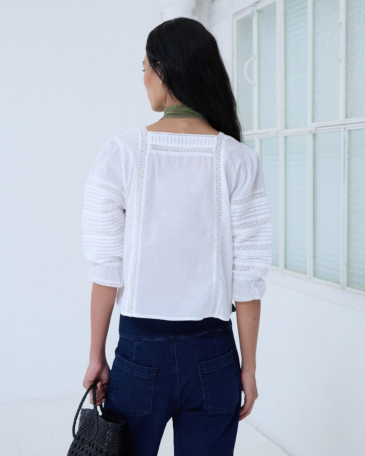 BLUSA ESCOTE CUADRADO PUNTILLAS