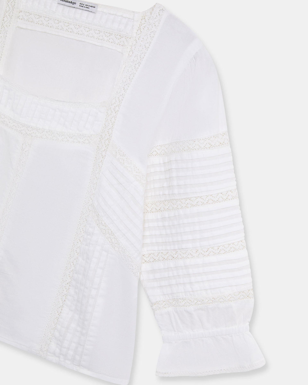 BLUSA ESCOTE CUADRADO PUNTILLAS
