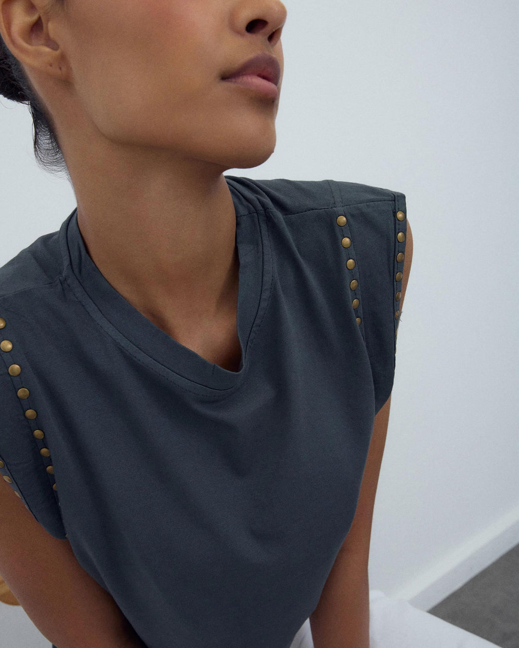 CAMISETA TACHUELAS MANGAS