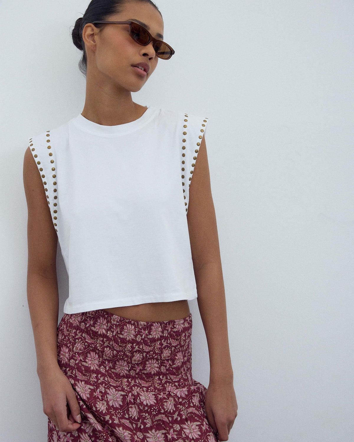 CAMISETA TACHUELAS MANGAS