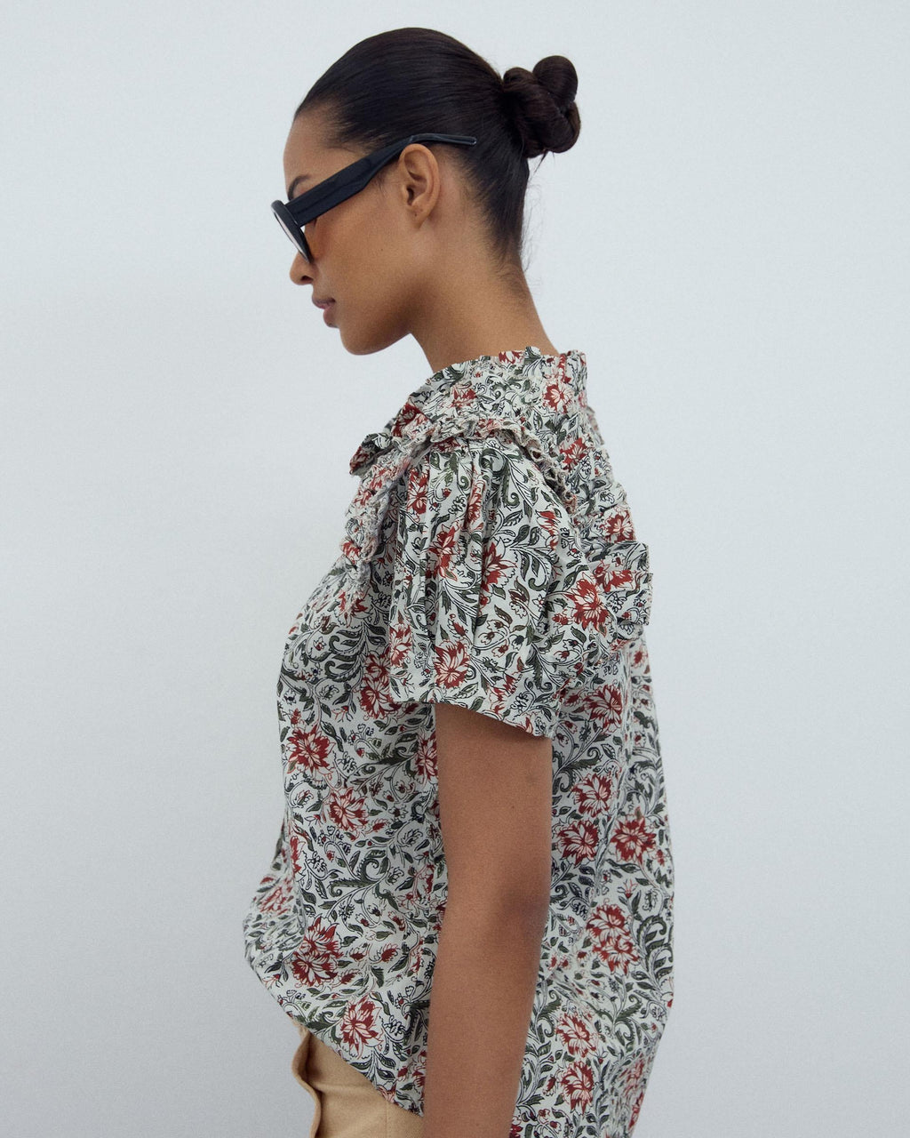 BLUSA MANGA ABULLONADA VOLANTE ESTAMPADA