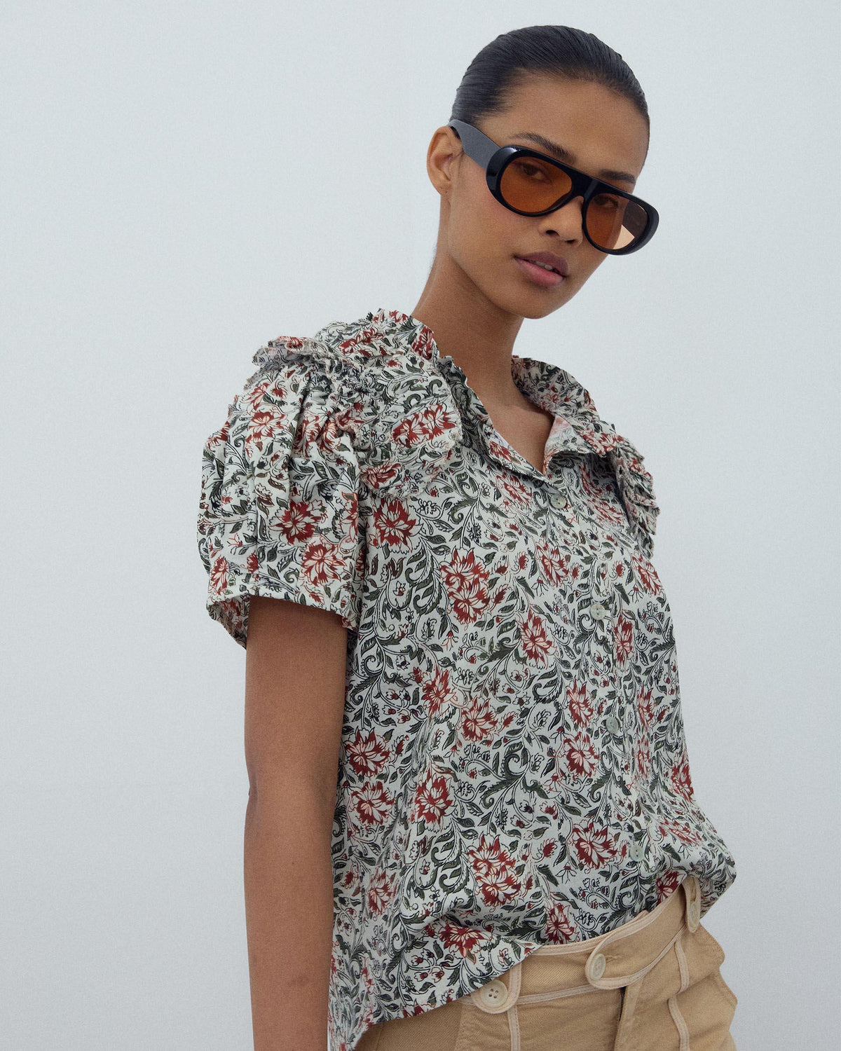 BLUSA MANGA ABULLONADA VOLANTE ESTAMPADA