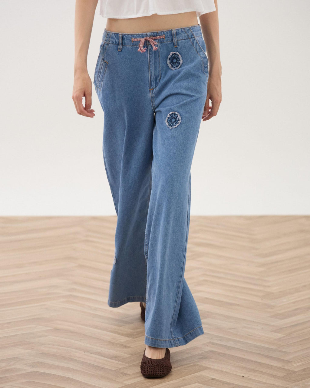 JEANS PARCHES FLORALES
