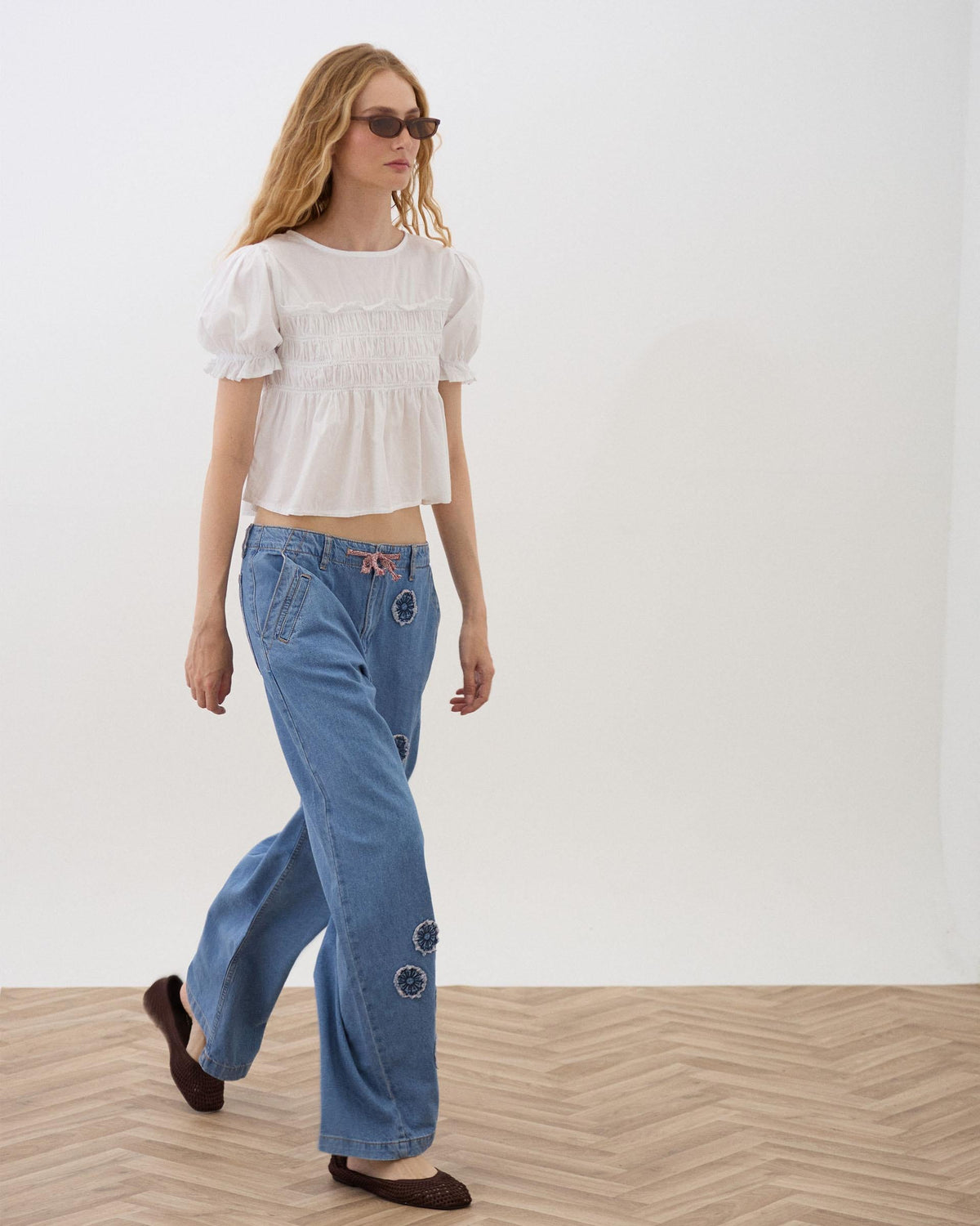 JEANS PARCHES FLORALES