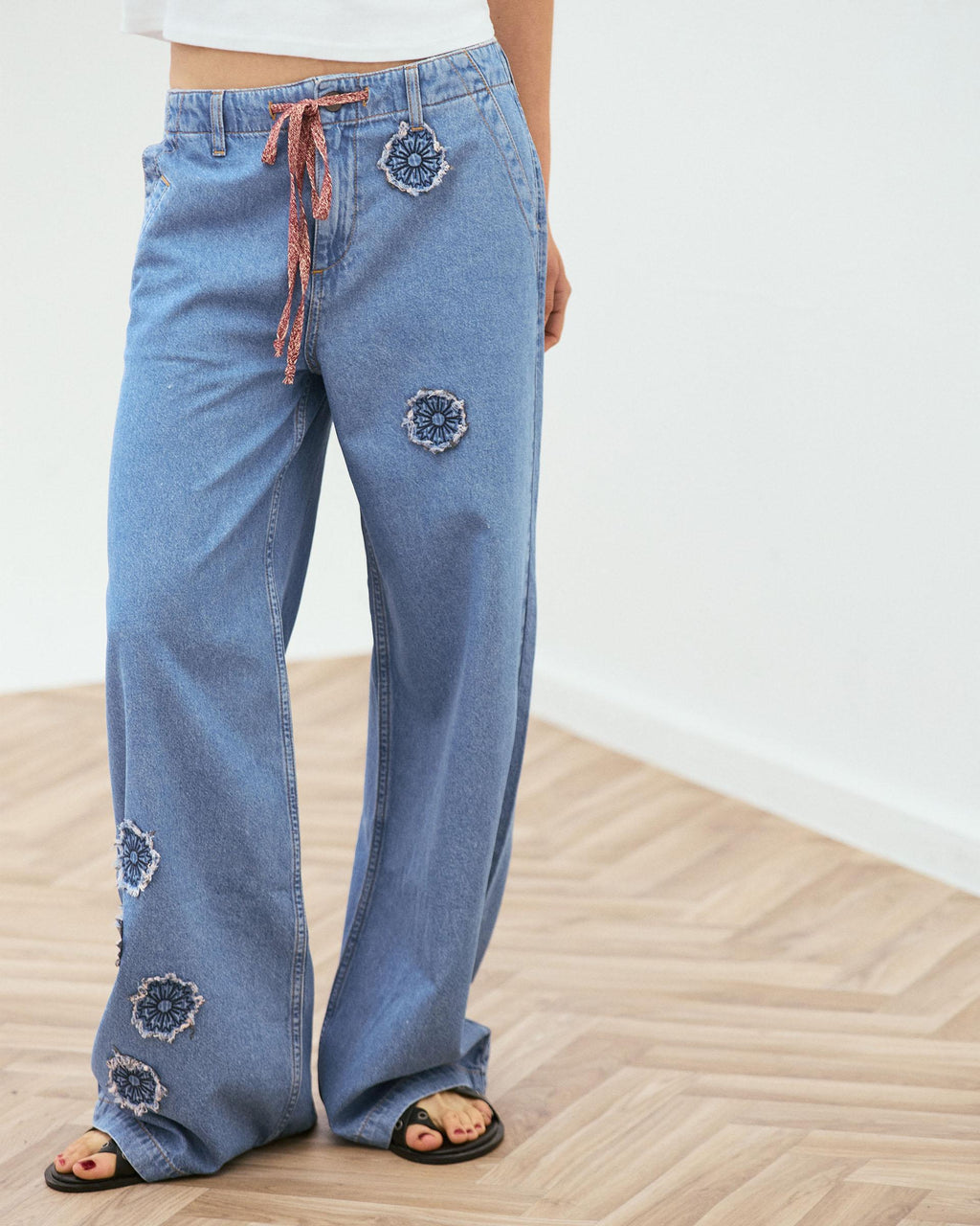 JEANS PARCHES FLORALES