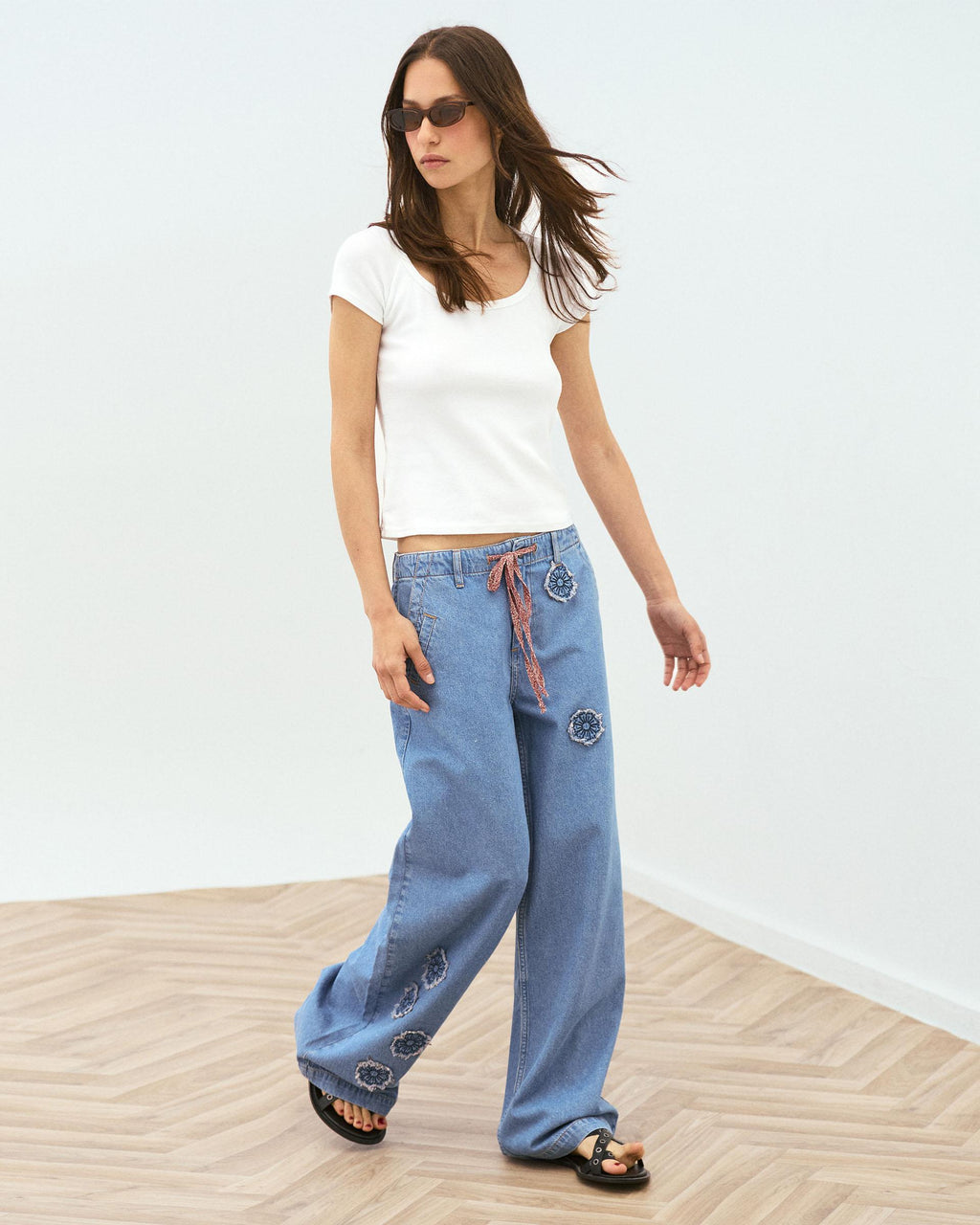 JEANS PARCHES FLORALES