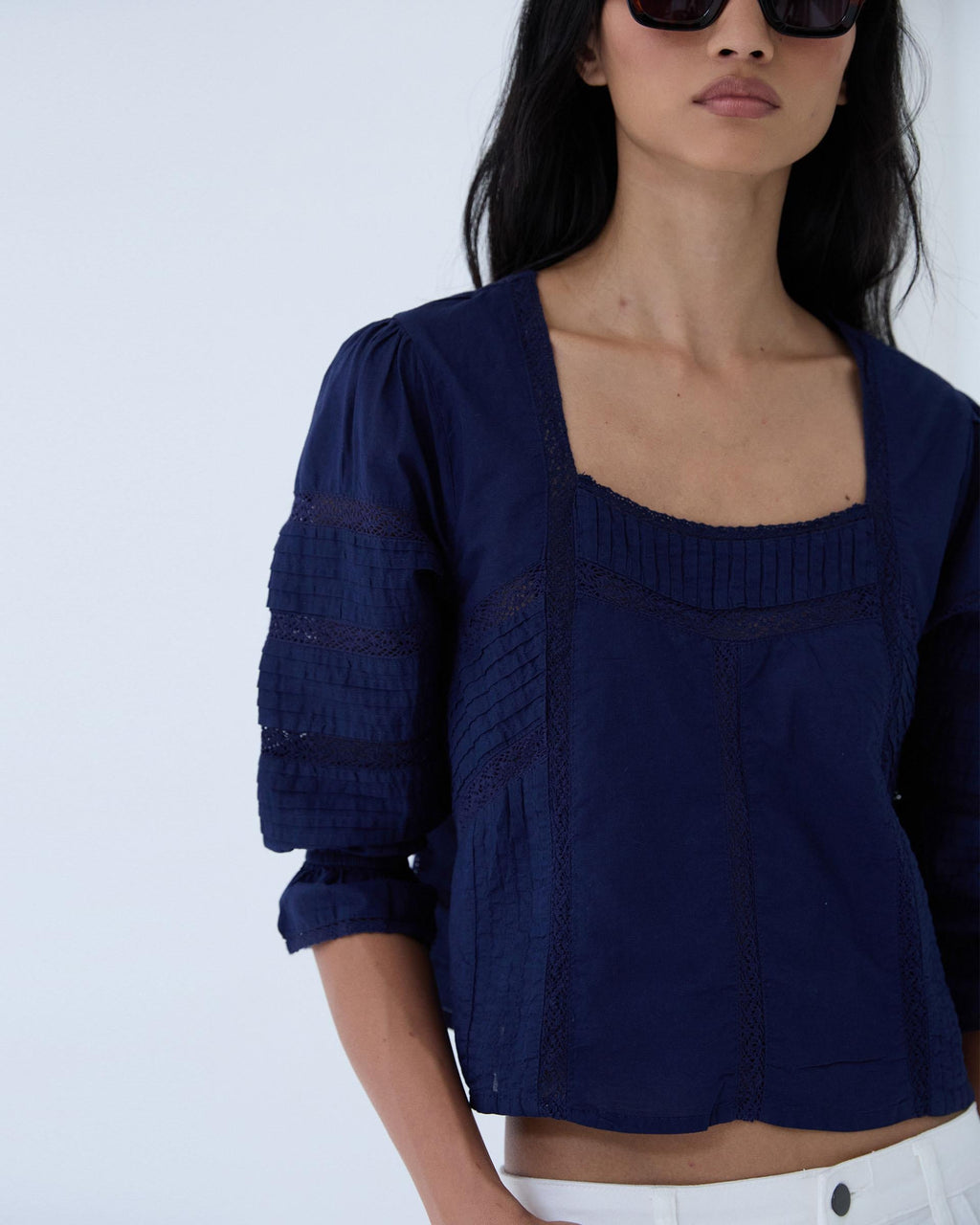 BLUSA ESCOTE CUADRADO PUNTILLAS