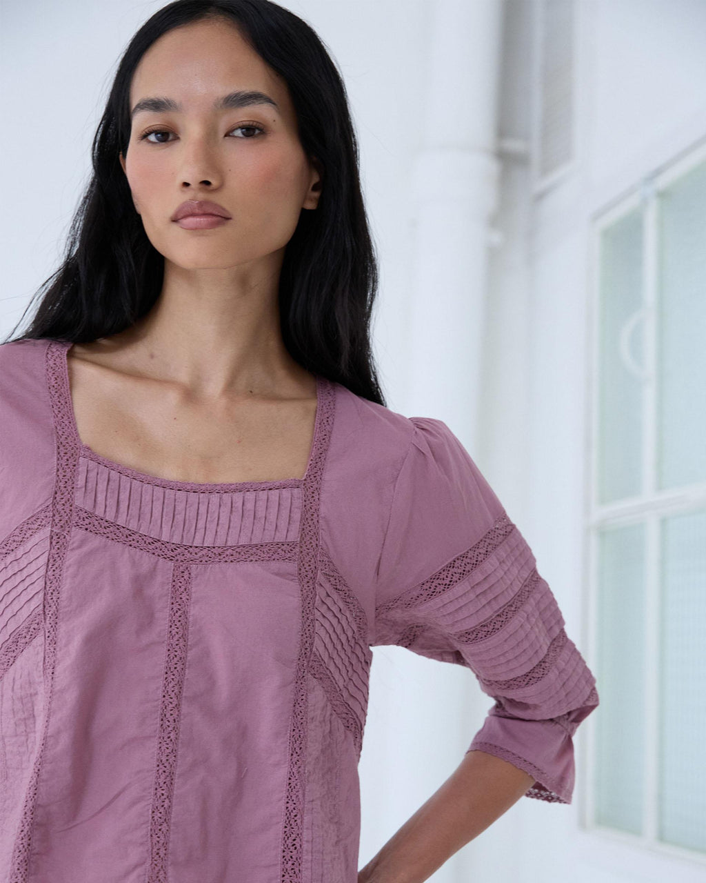 BLUSA ESCOTE CUADRADO PUNTILLAS