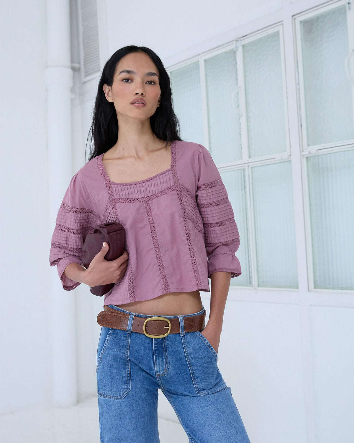 BLUSA ESCOTE CUADRADO PUNTILLAS