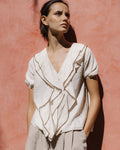 BLUSA VOLANTES DELANTEROS VIVO CONTRASTE