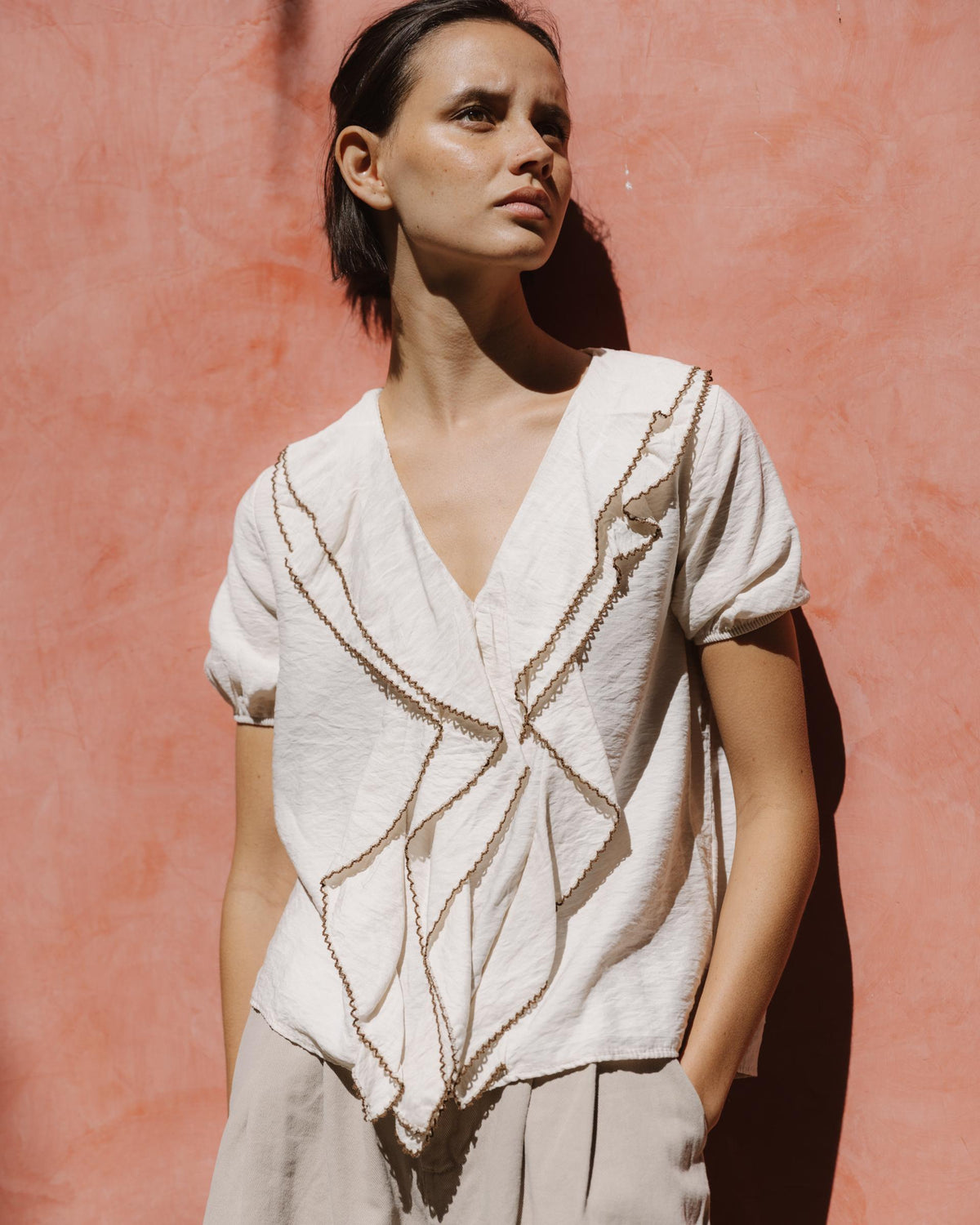 BLUSA VOLANTES DELANTEROS VIVO CONTRASTE