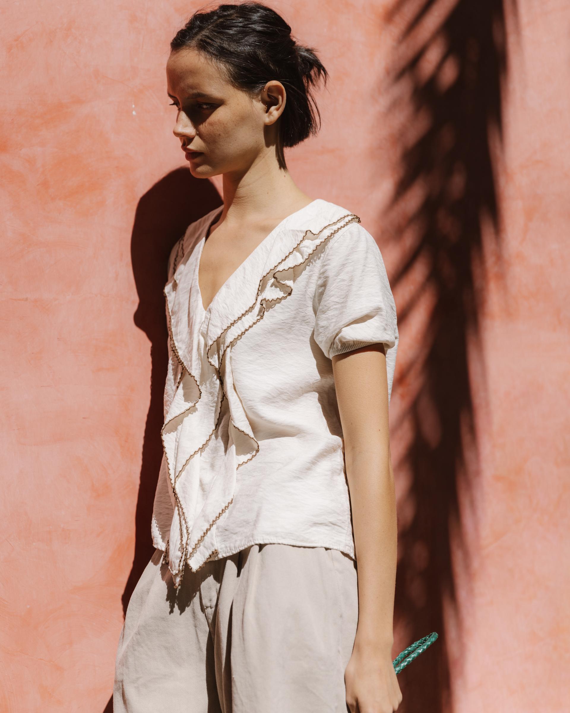 BLUSA VOLANTES DELANTEROS VIVO CONTRASTE