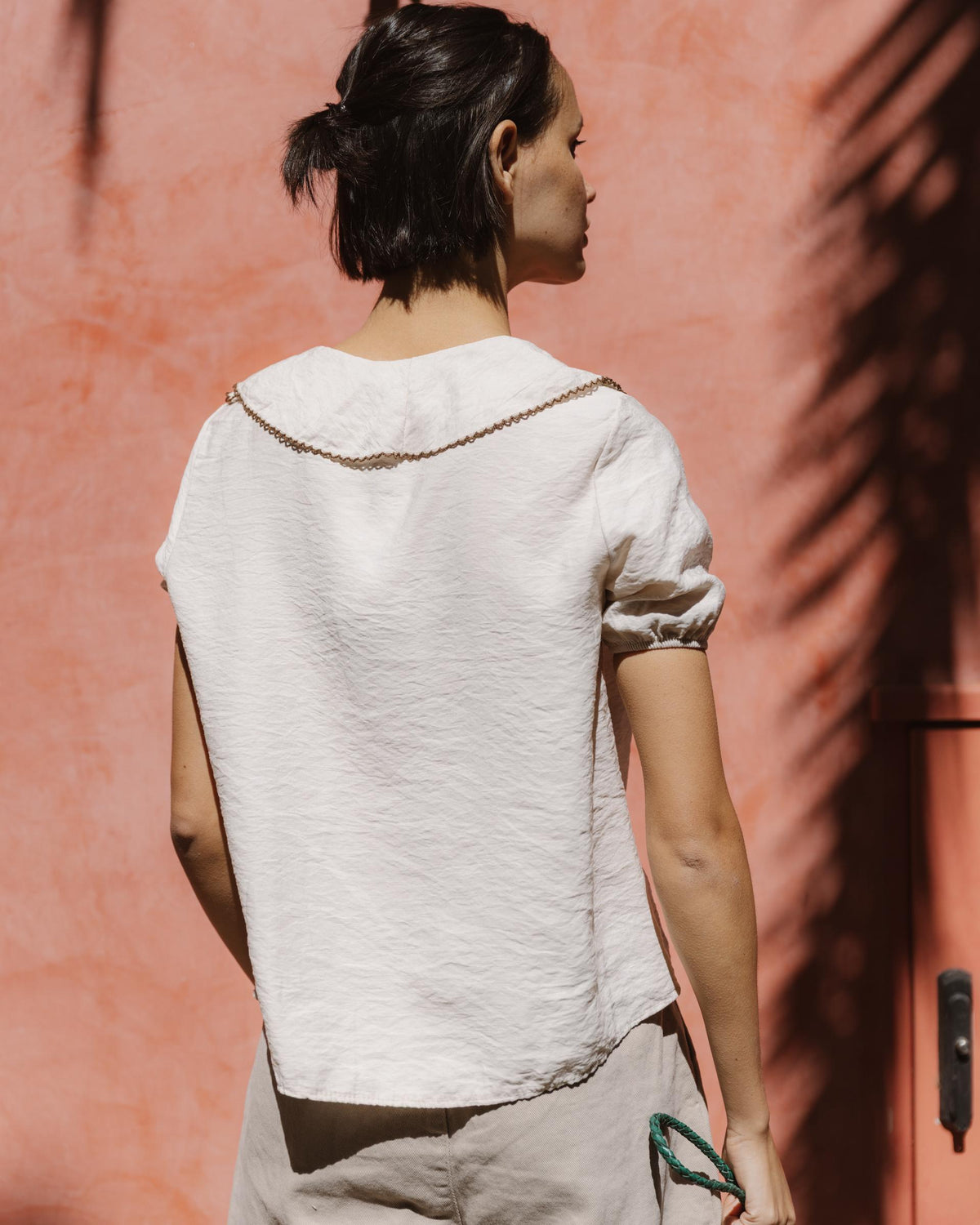BLUSA VOLANTES DELANTEROS VIVO CONTRASTE