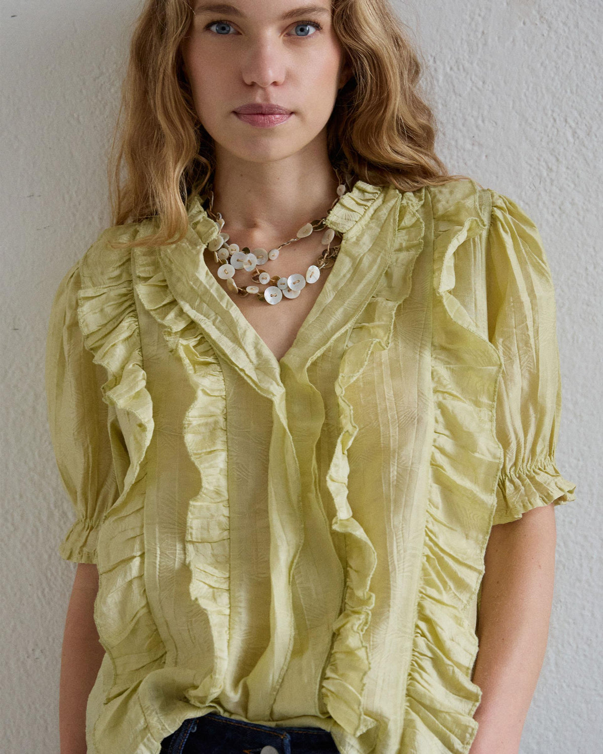 BLUSA MANGA CORTA VOLANTES ESCOTE V