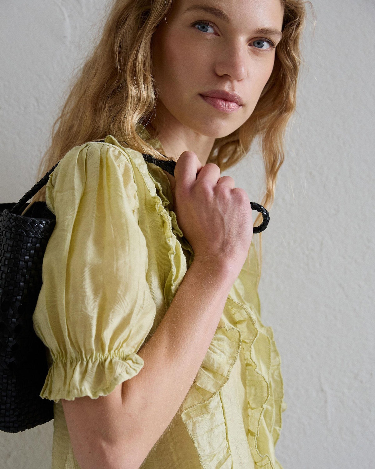 BLUSA MANGA CORTA VOLANTES ESCOTE V