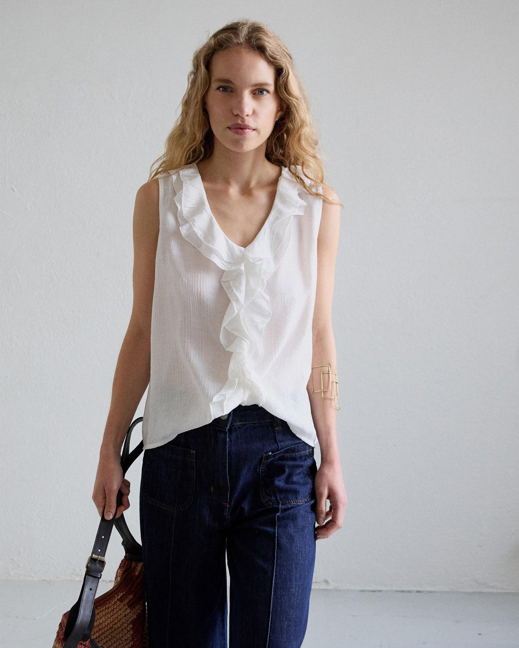 BLUSA SIN MANGAS VOLANTES ESCOTE V