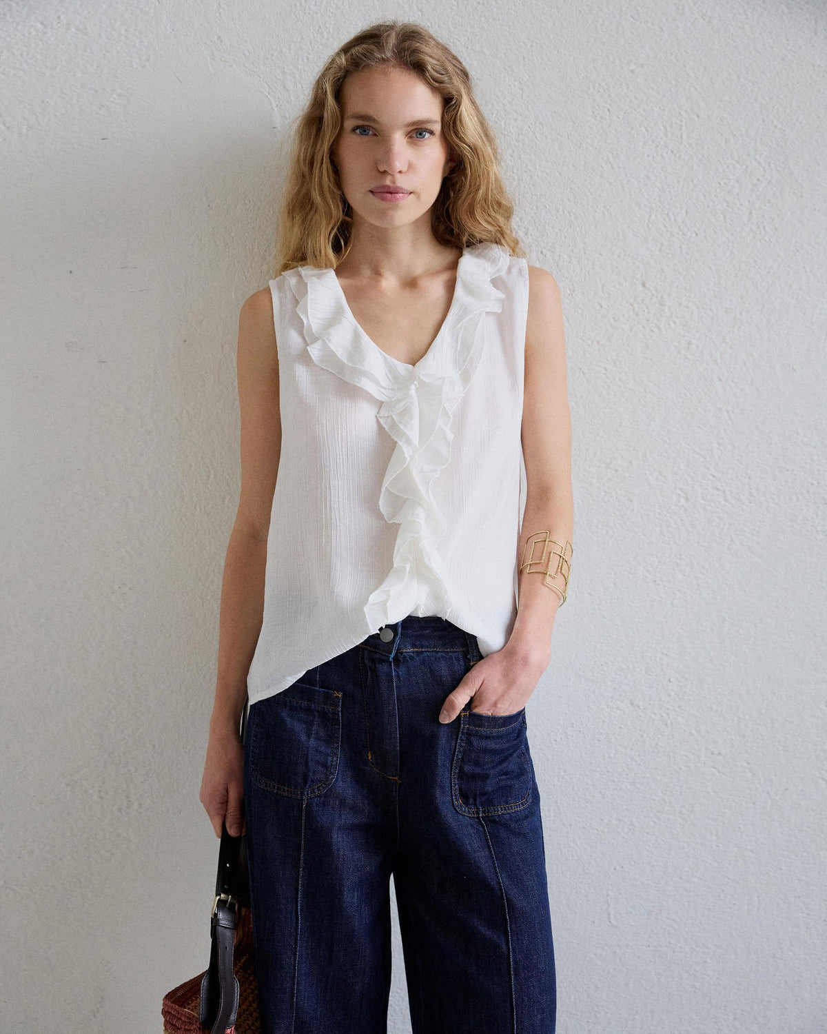 BLUSA SIN MANGAS VOLANTES ESCOTE V