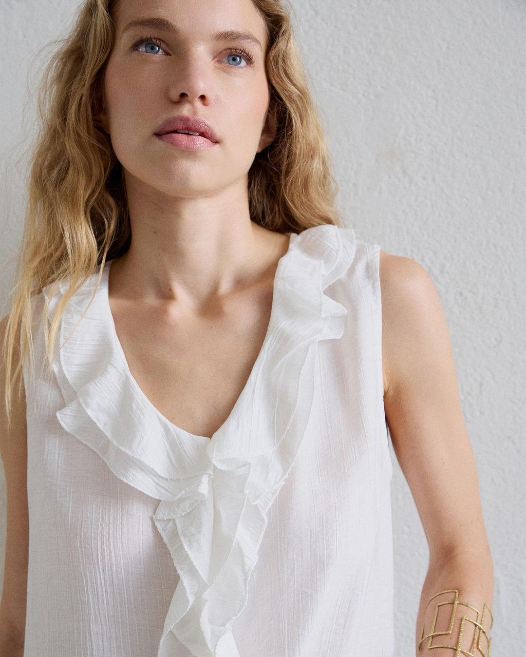 BLUSA SIN MANGAS VOLANTES ESCOTE V