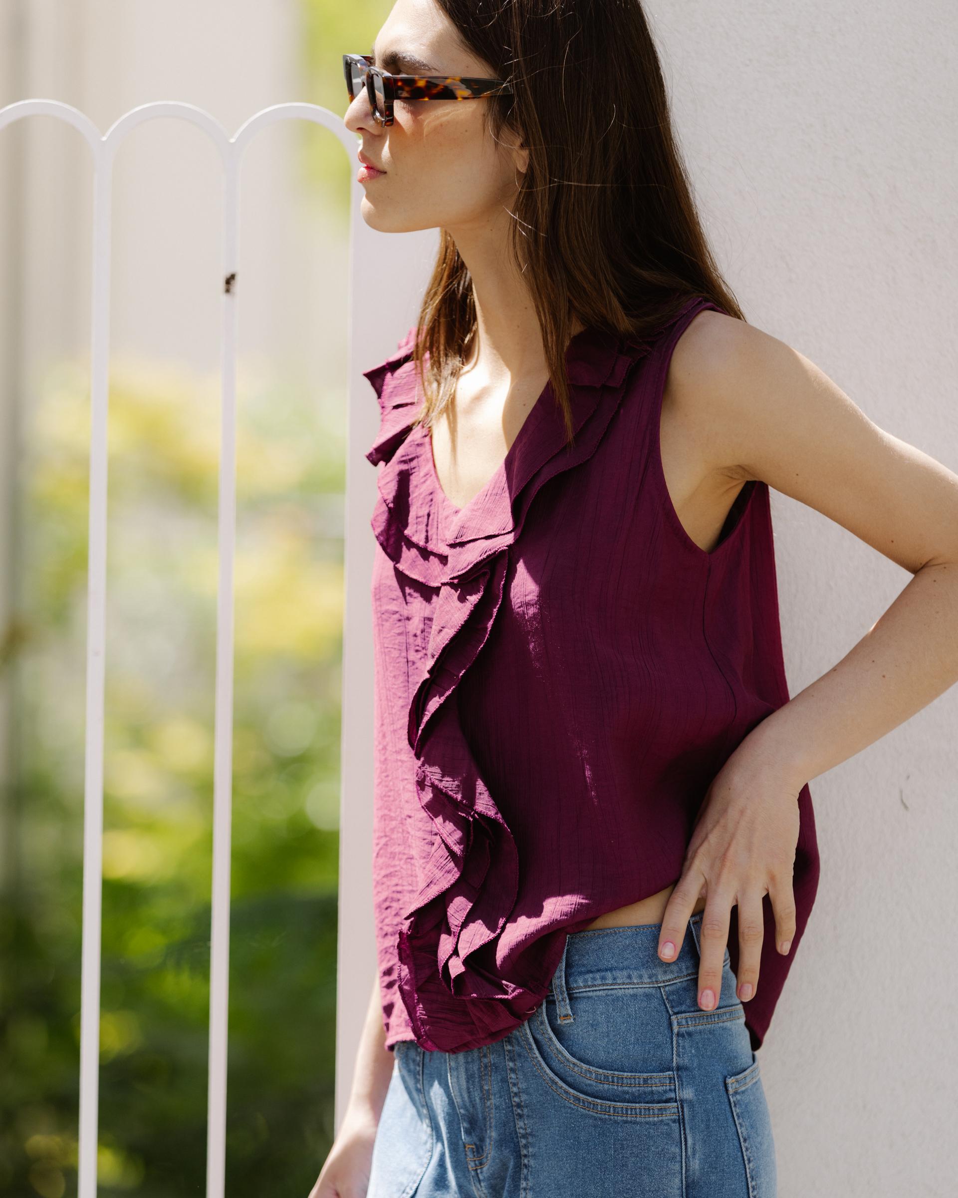 BLUSA SIN MANGAS VOLANTES ESCOTE V