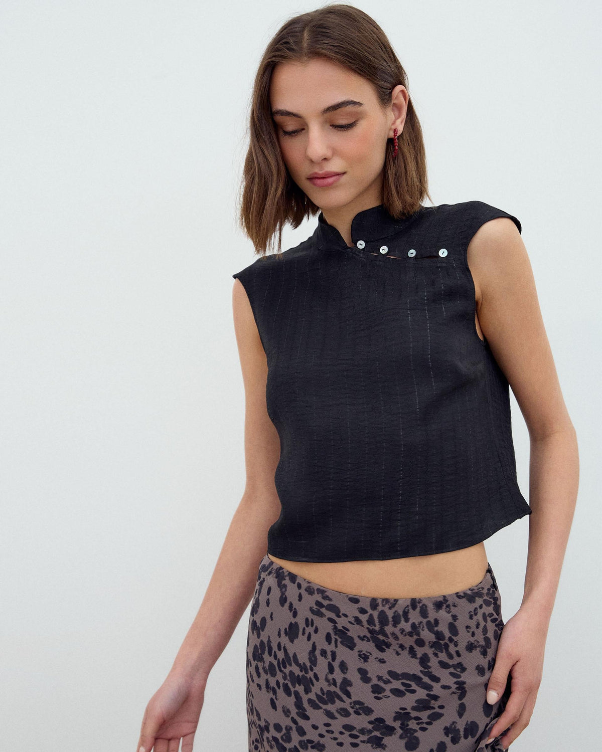 BLUSA SIN MANGAS BOTONES LATERALES RAYAS LUREX