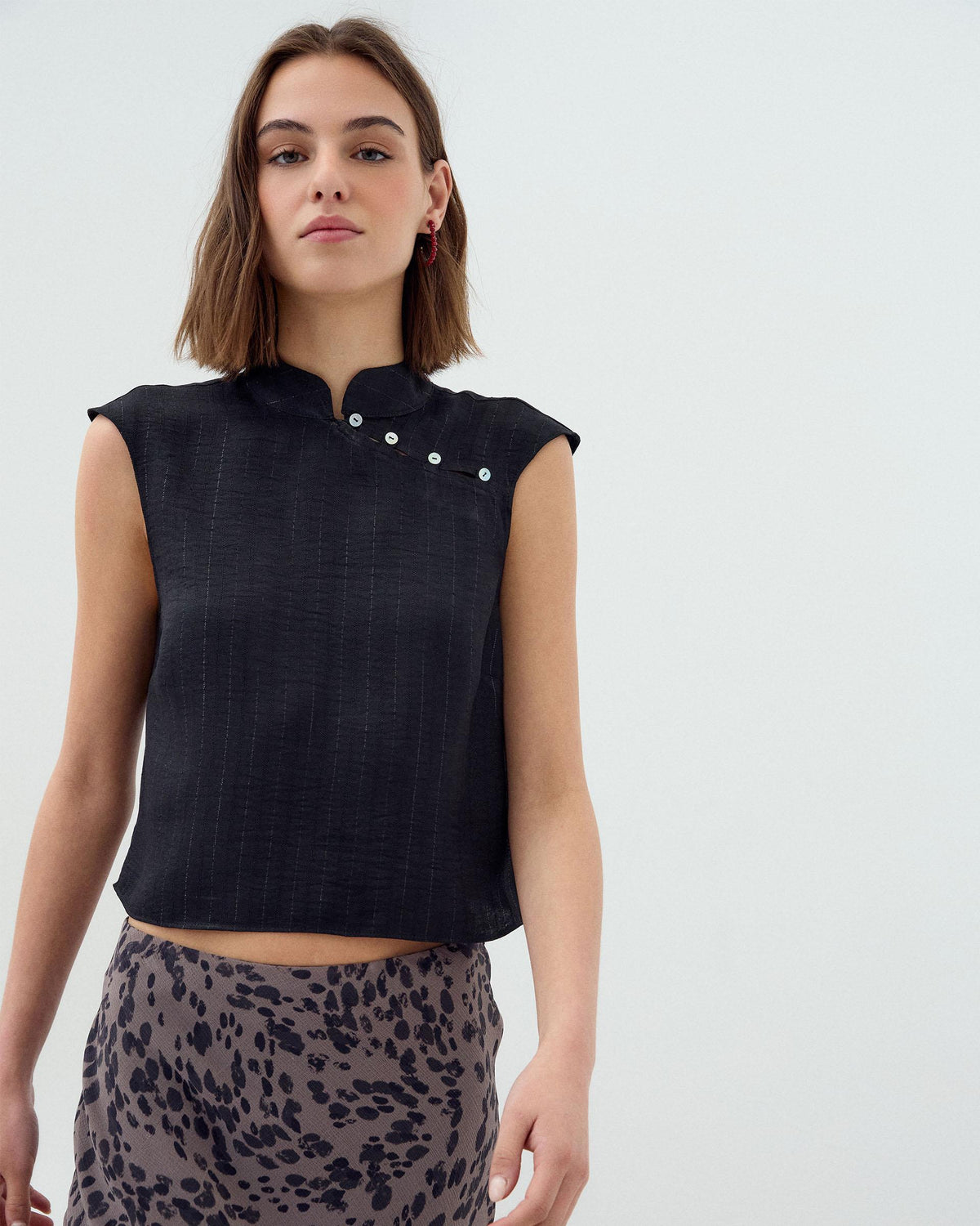 BLUSA SIN MANGAS BOTONES LATERALES RAYAS LUREX