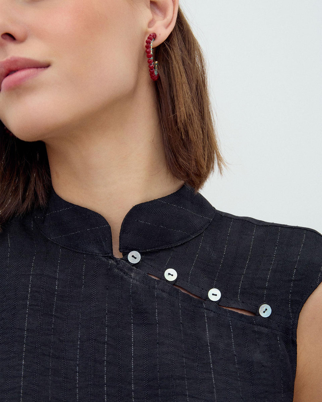 BLUSA SIN MANGAS BOTONES LATERALES RAYAS LUREX