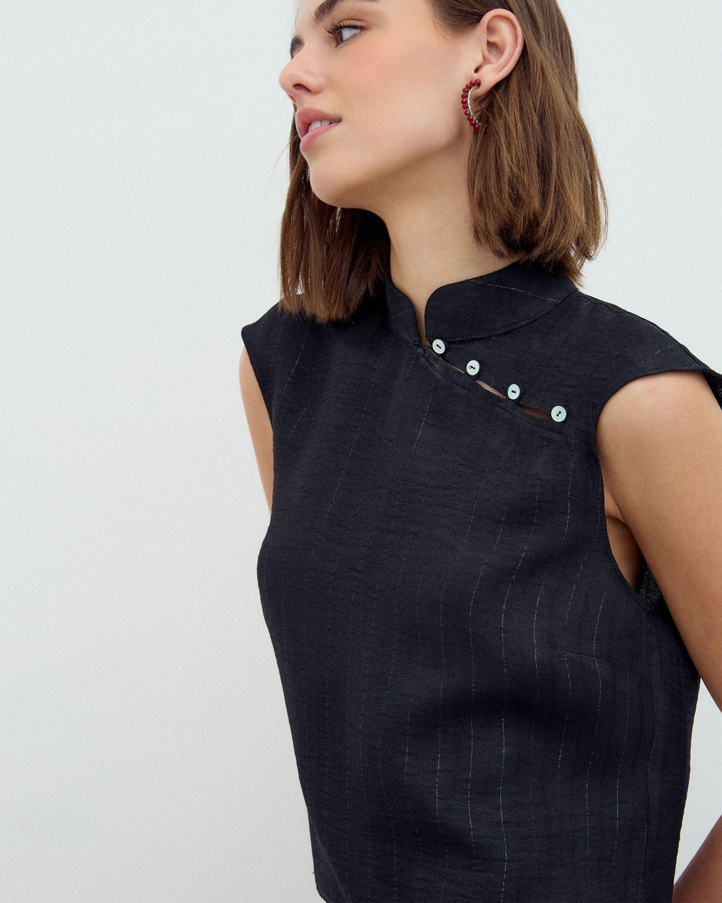 BLUSA SIN MANGAS BOTONES LATERALES RAYAS LUREX