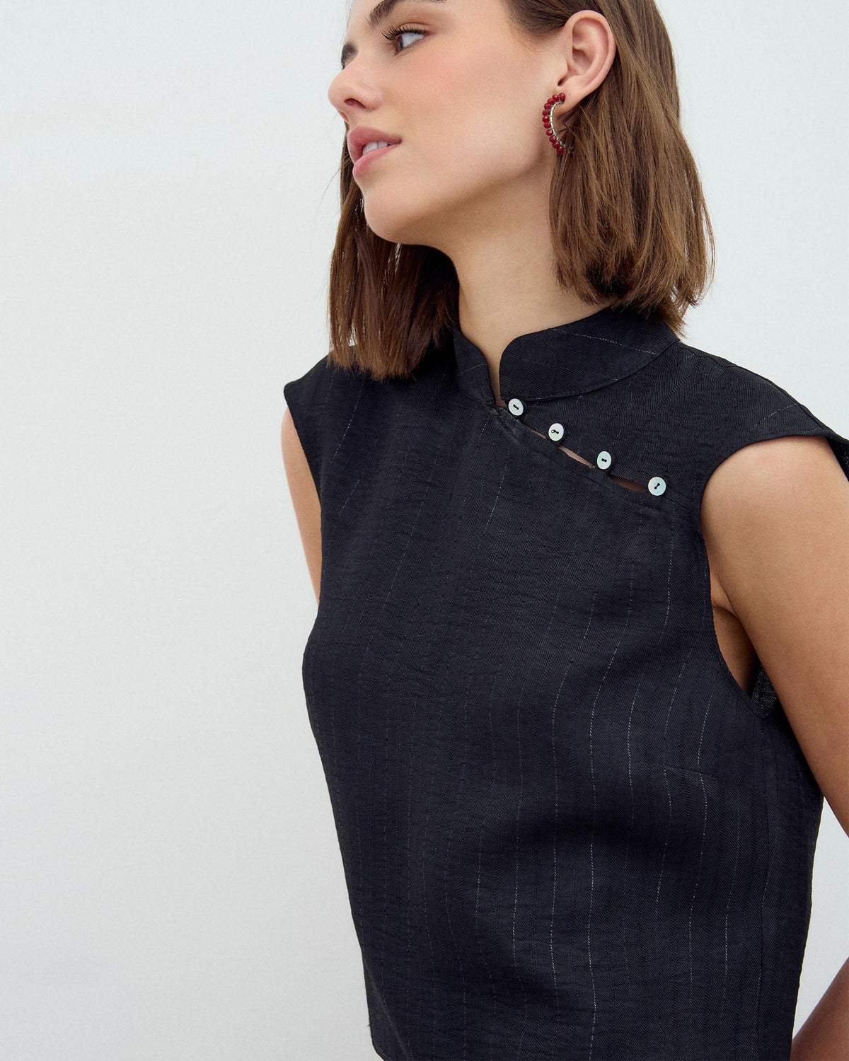 BLUSA SIN MANGAS BOTONES LATERALES RAYAS LUREX