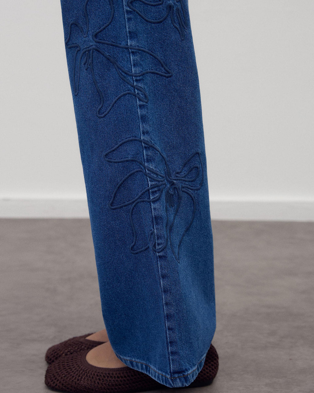 JEANS BORDADOS SILUETA FLOR