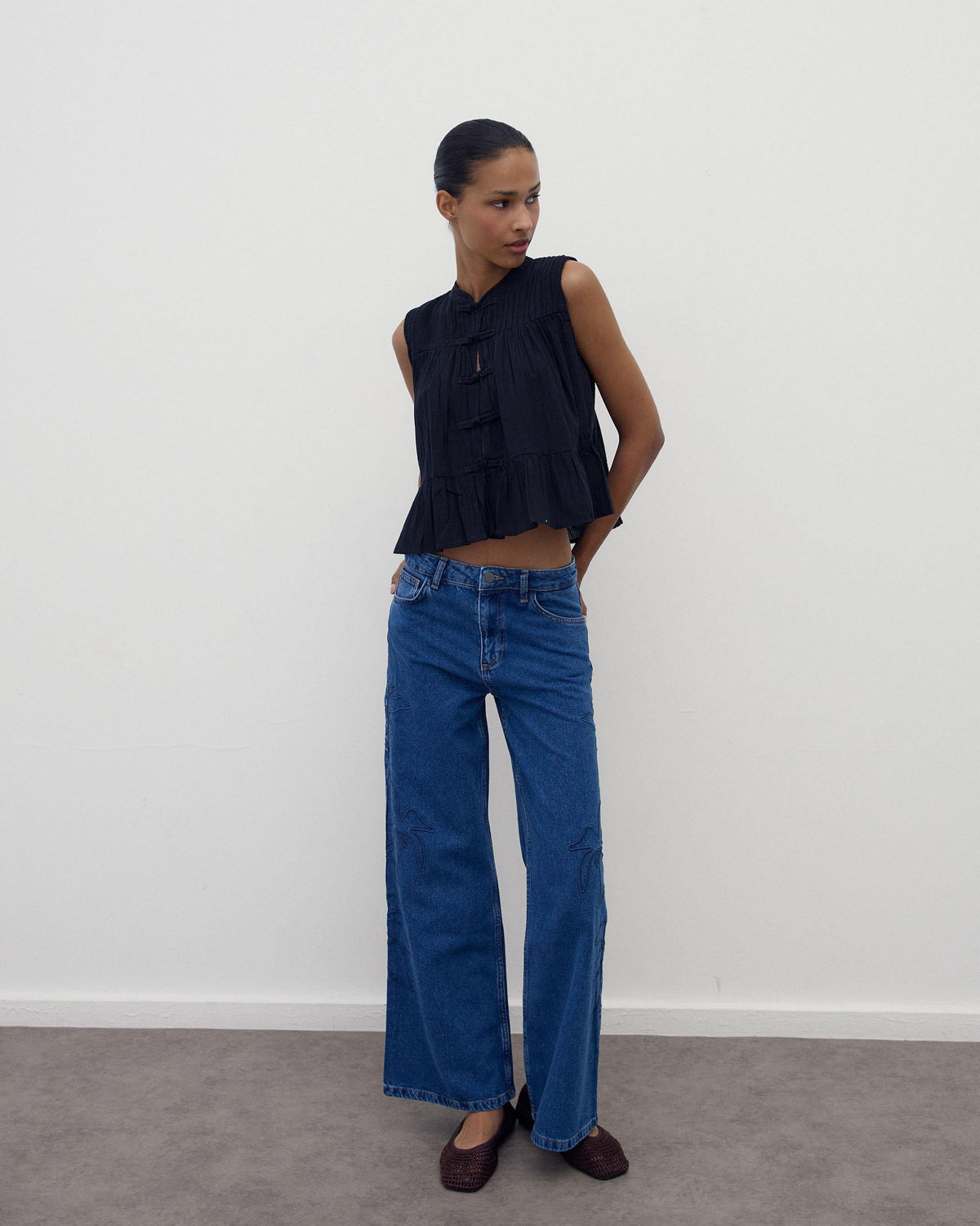 JEANS BORDADOS SILUETA FLOR
