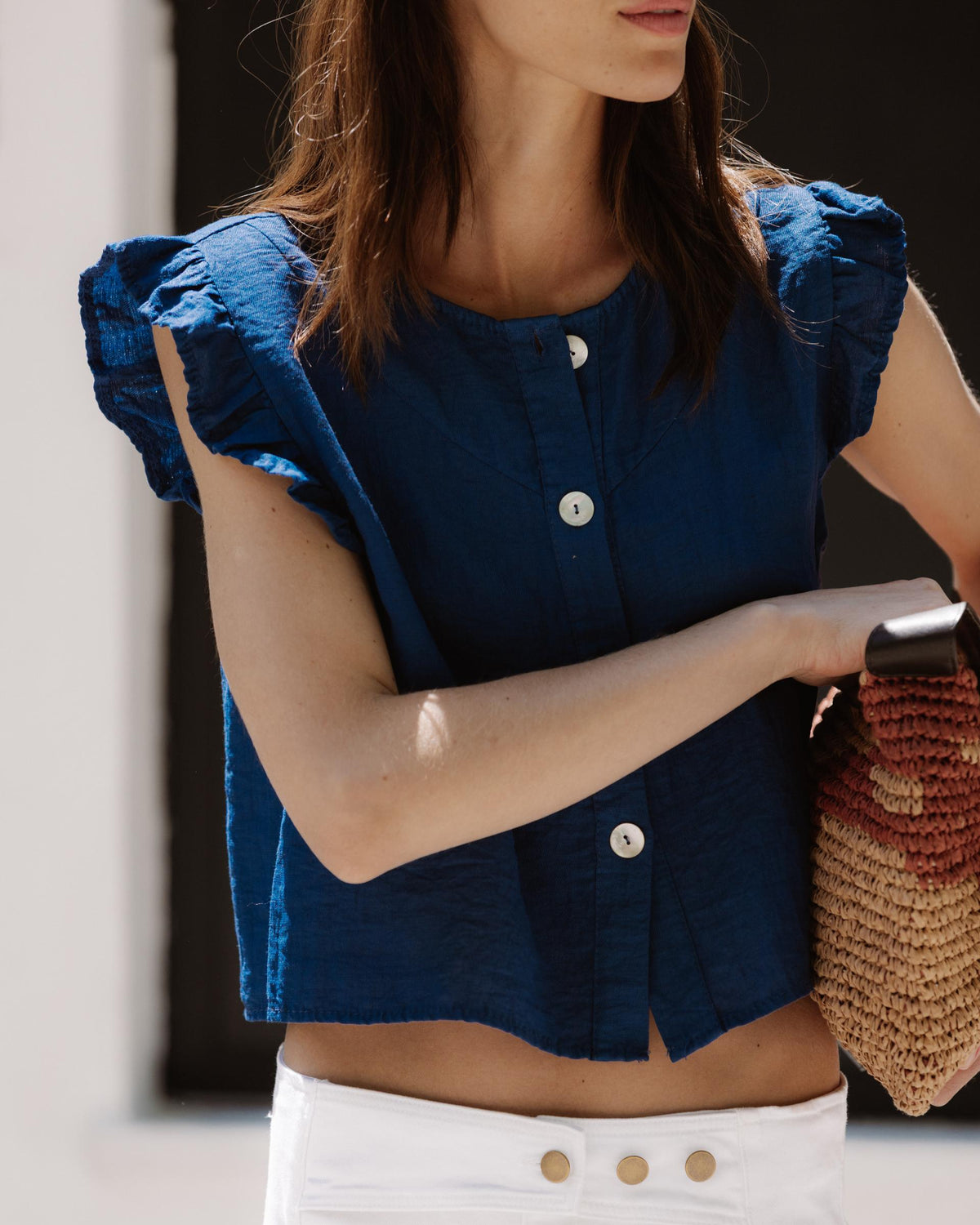 BLUSA SIN MANGAS VOLANTES BOTONES