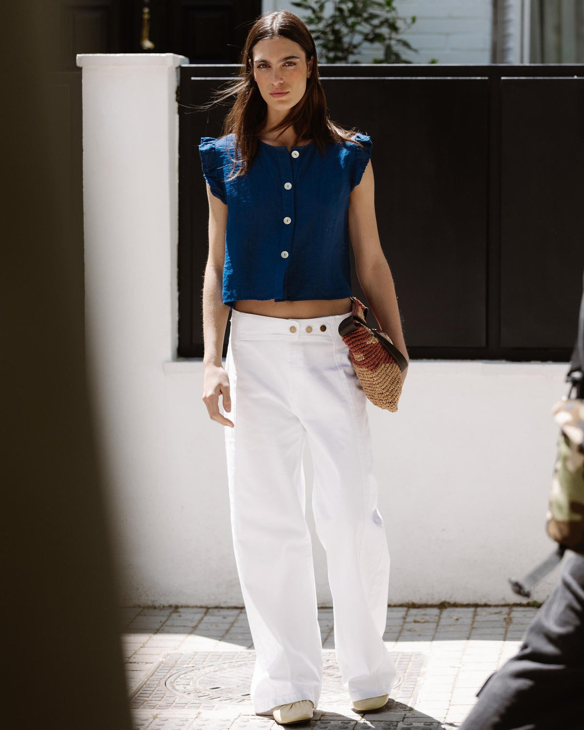 BLUSA SIN MANGAS VOLANTES BOTONES