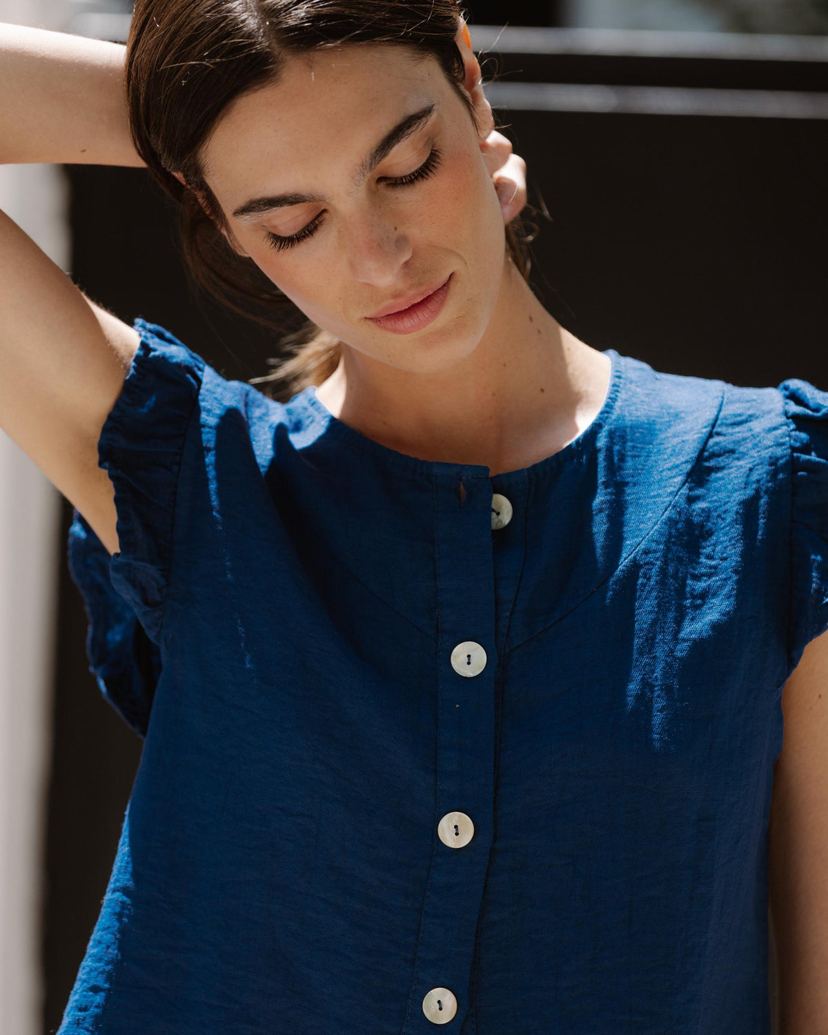 BLUSA SIN MANGAS VOLANTES BOTONES