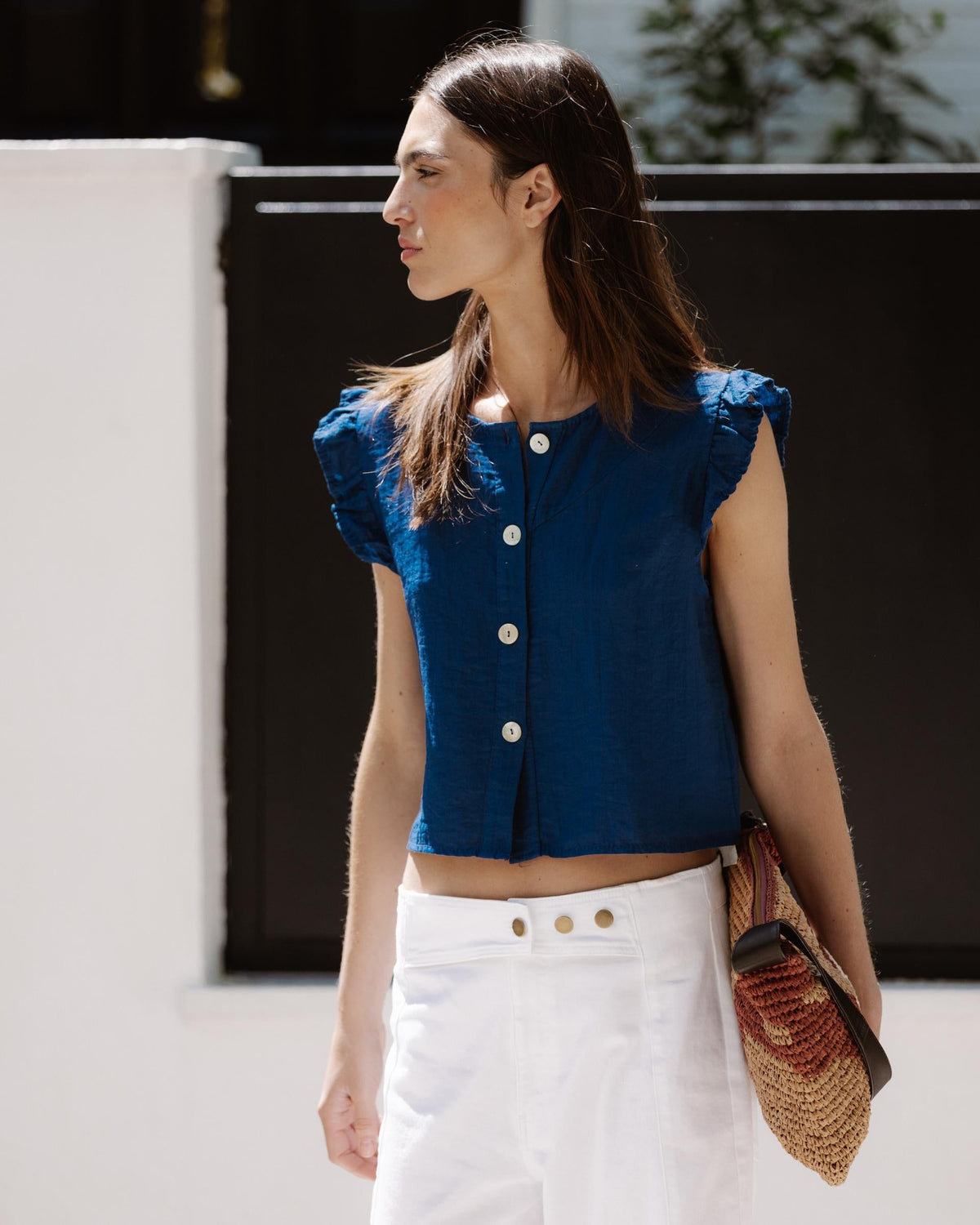 BLUSA SIN MANGAS VOLANTES BOTONES
