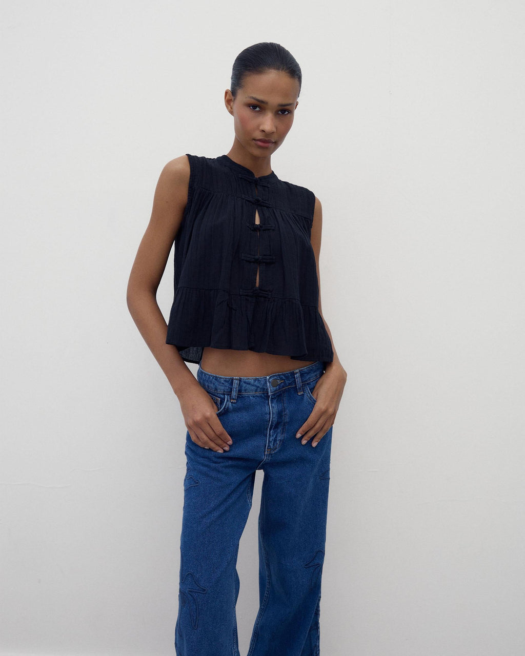 BLUSA SIN MANGAS ALAMARES