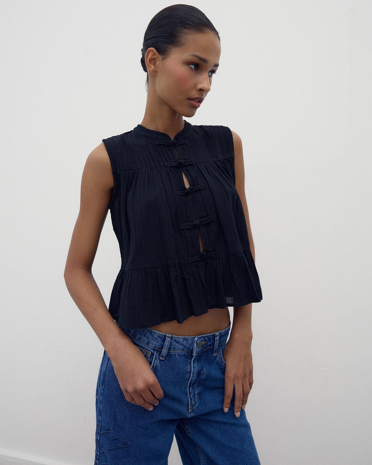 BLUSA SIN MANGAS ALAMARES