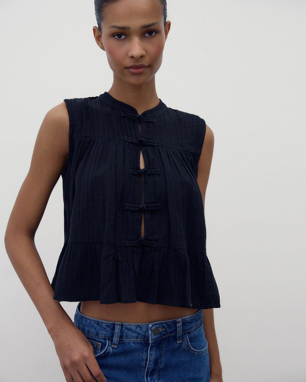 BLUSA SIN MANGAS ALAMARES