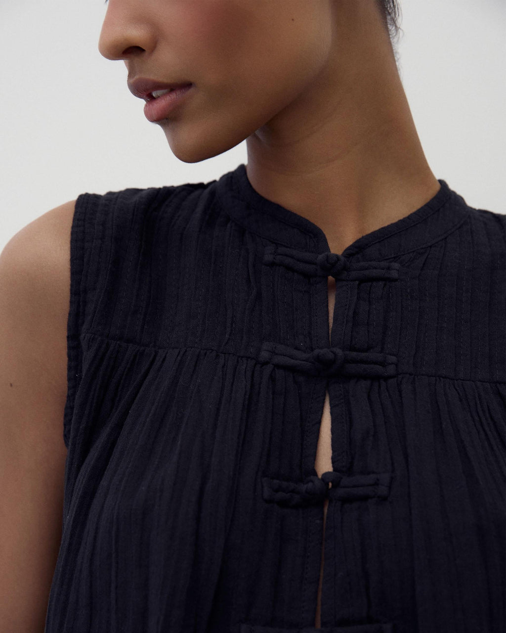 BLUSA SIN MANGAS ALAMARES