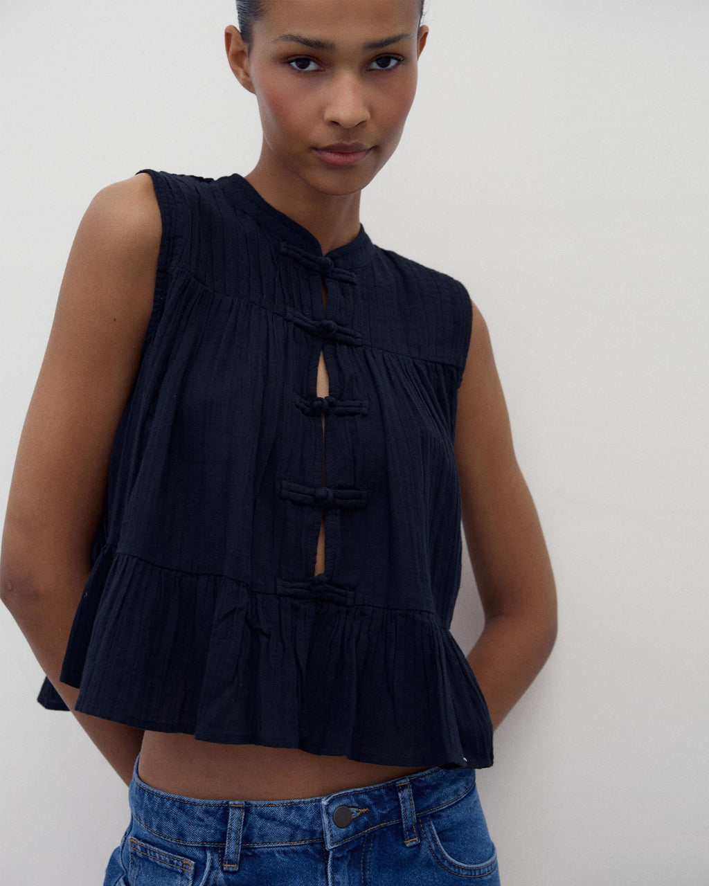 BLUSA SIN MANGAS ALAMARES