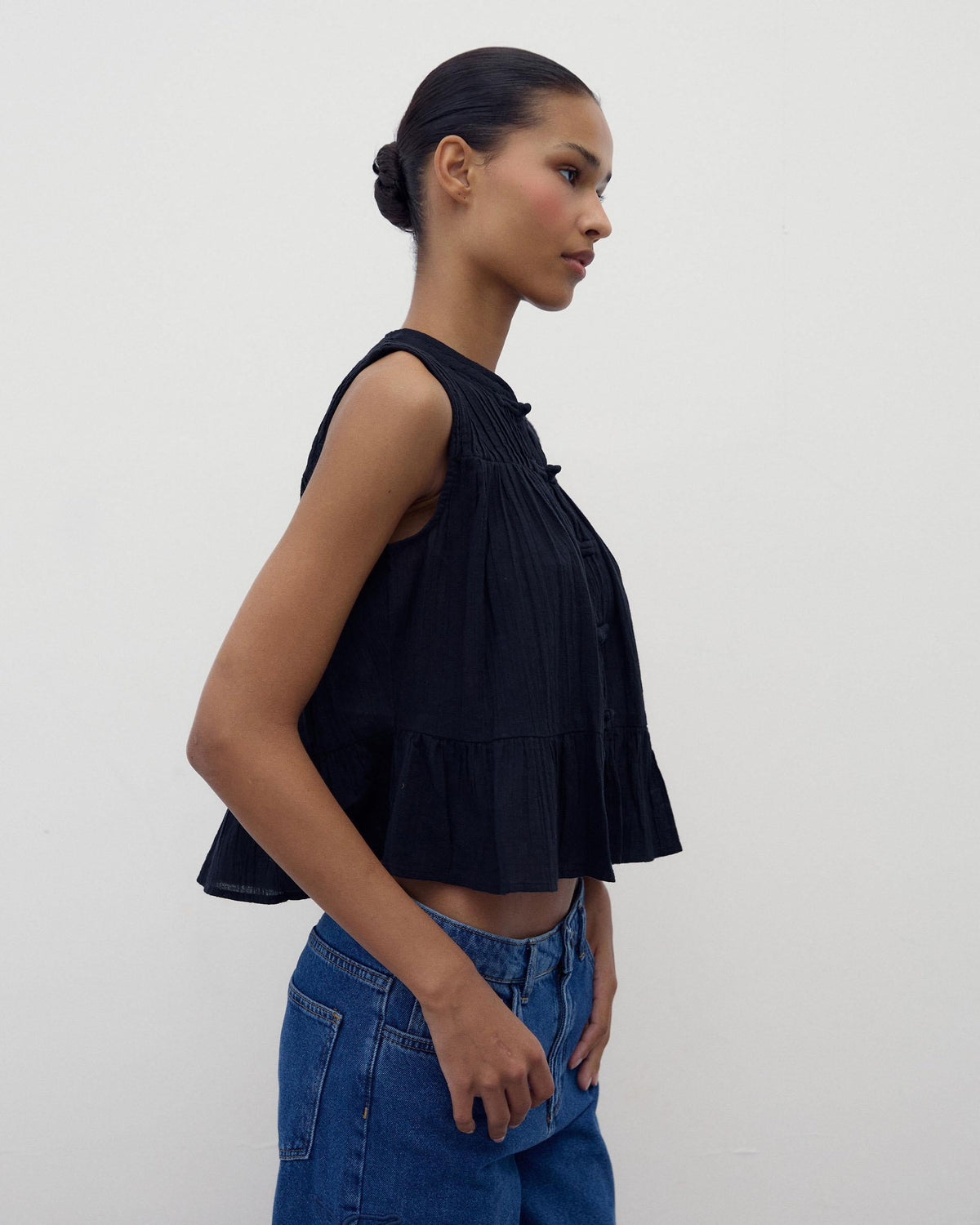 BLUSA SIN MANGAS ALAMARES
