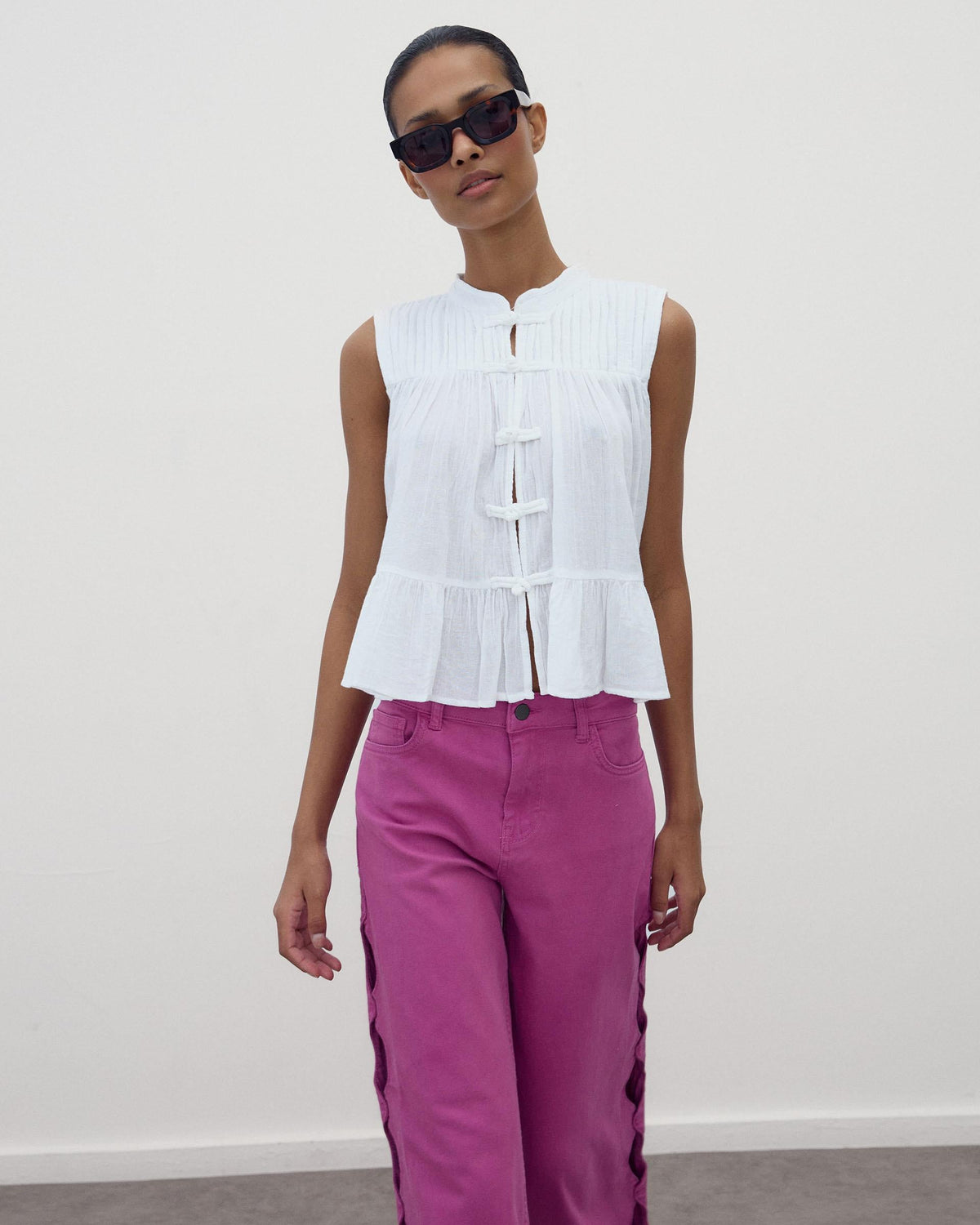 BLUSA SIN MANGAS ALAMARES