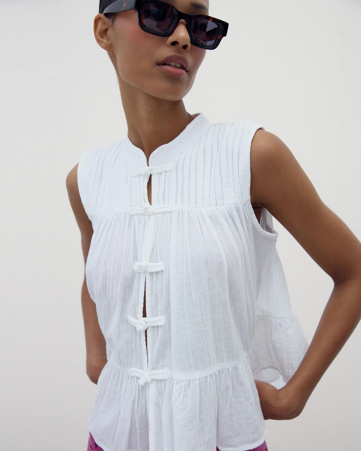 BLUSA SIN MANGAS ALAMARES