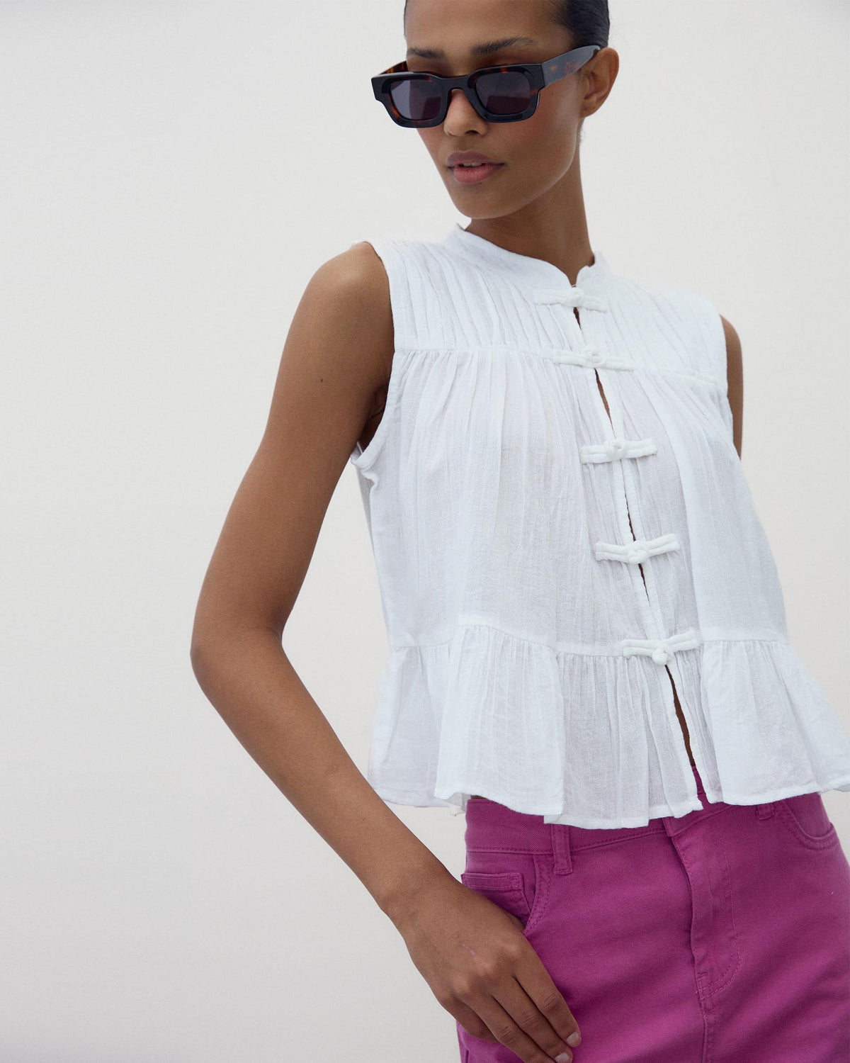 BLUSA SIN MANGAS ALAMARES