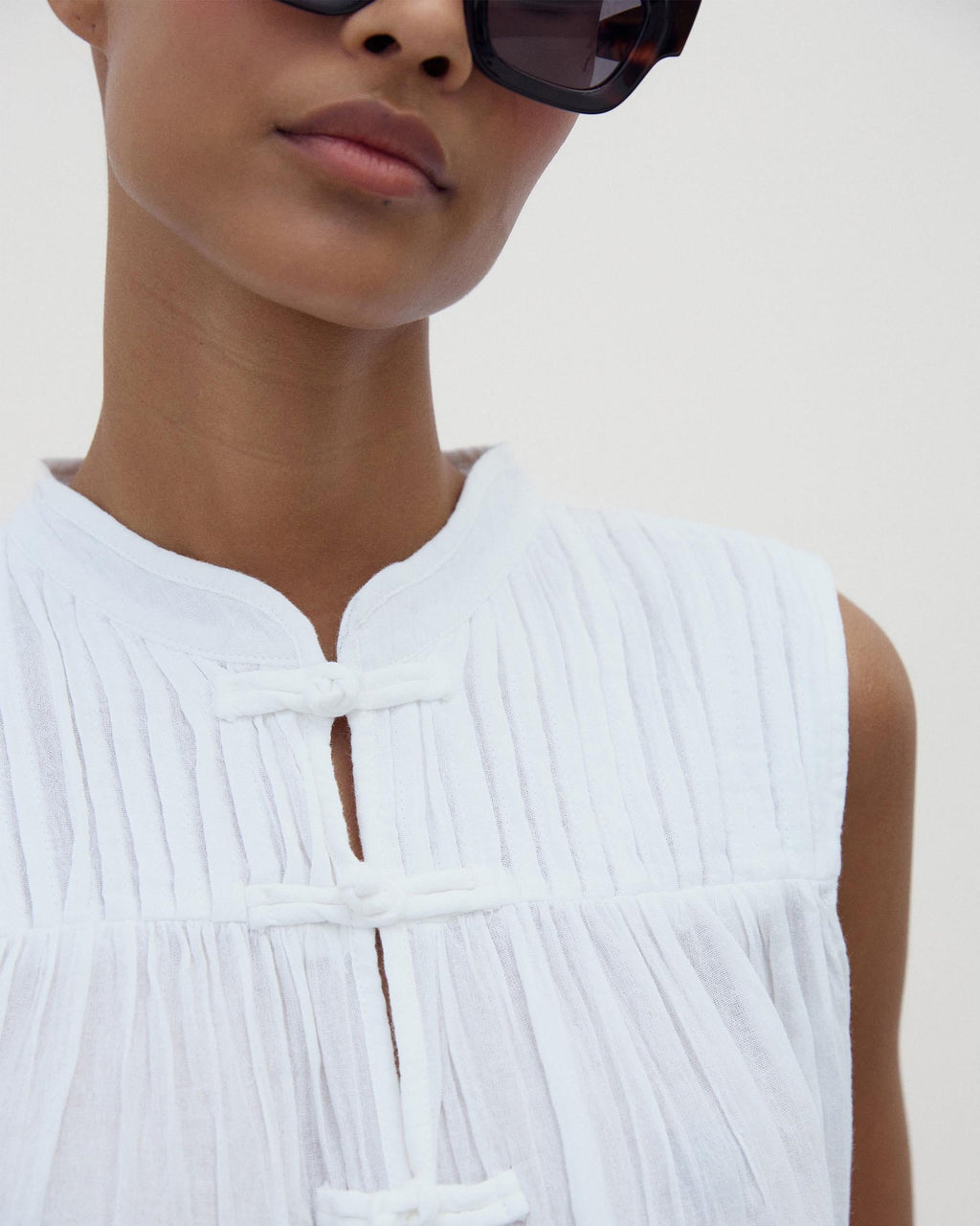 BLUSA SIN MANGAS ALAMARES