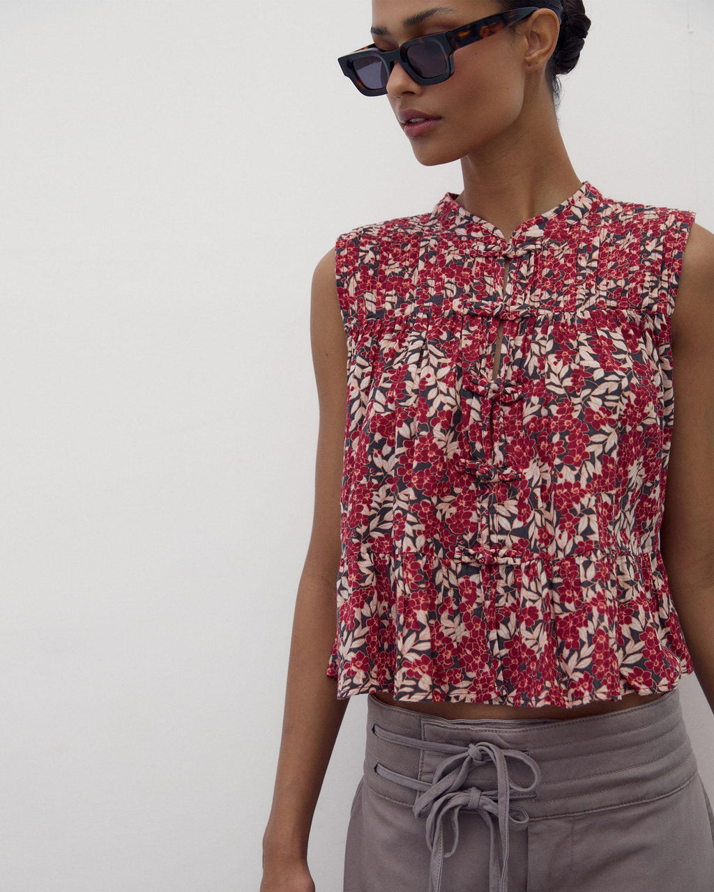 BLUSA SIN MANGAS ALAMARES ESTAMPADA