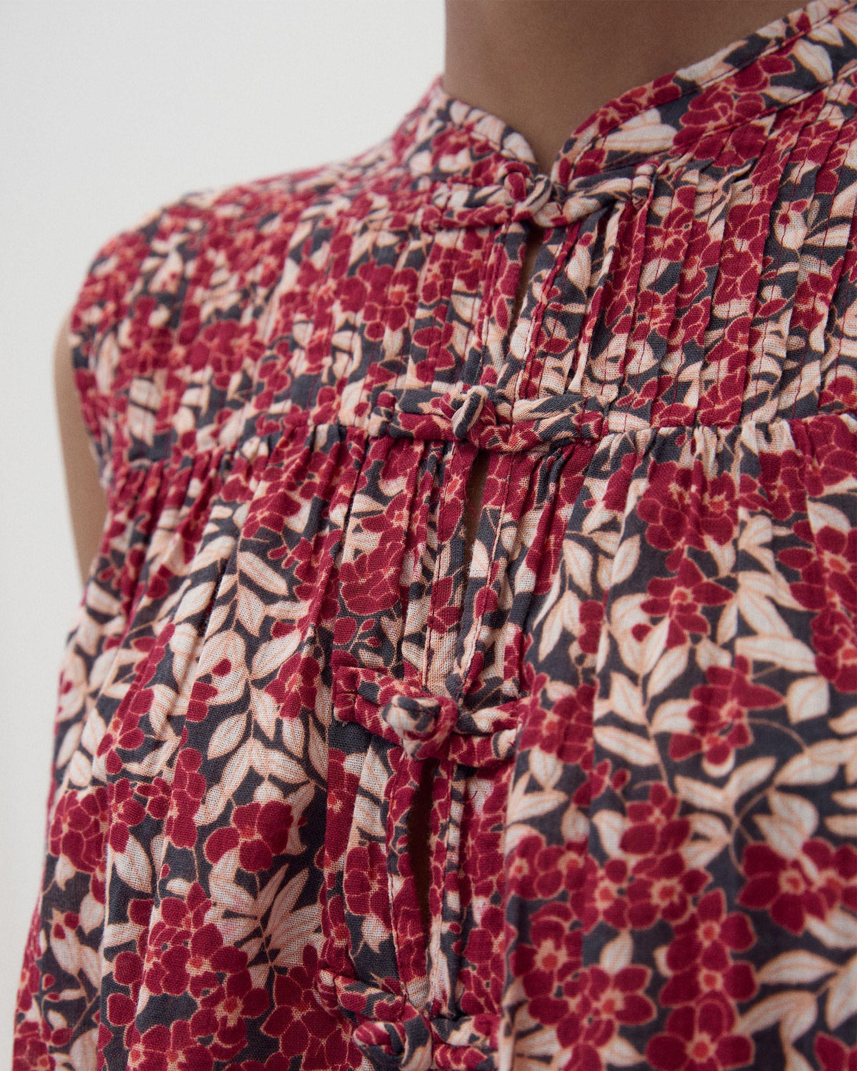 BLUSA SIN MANGAS ALAMARES ESTAMPADA