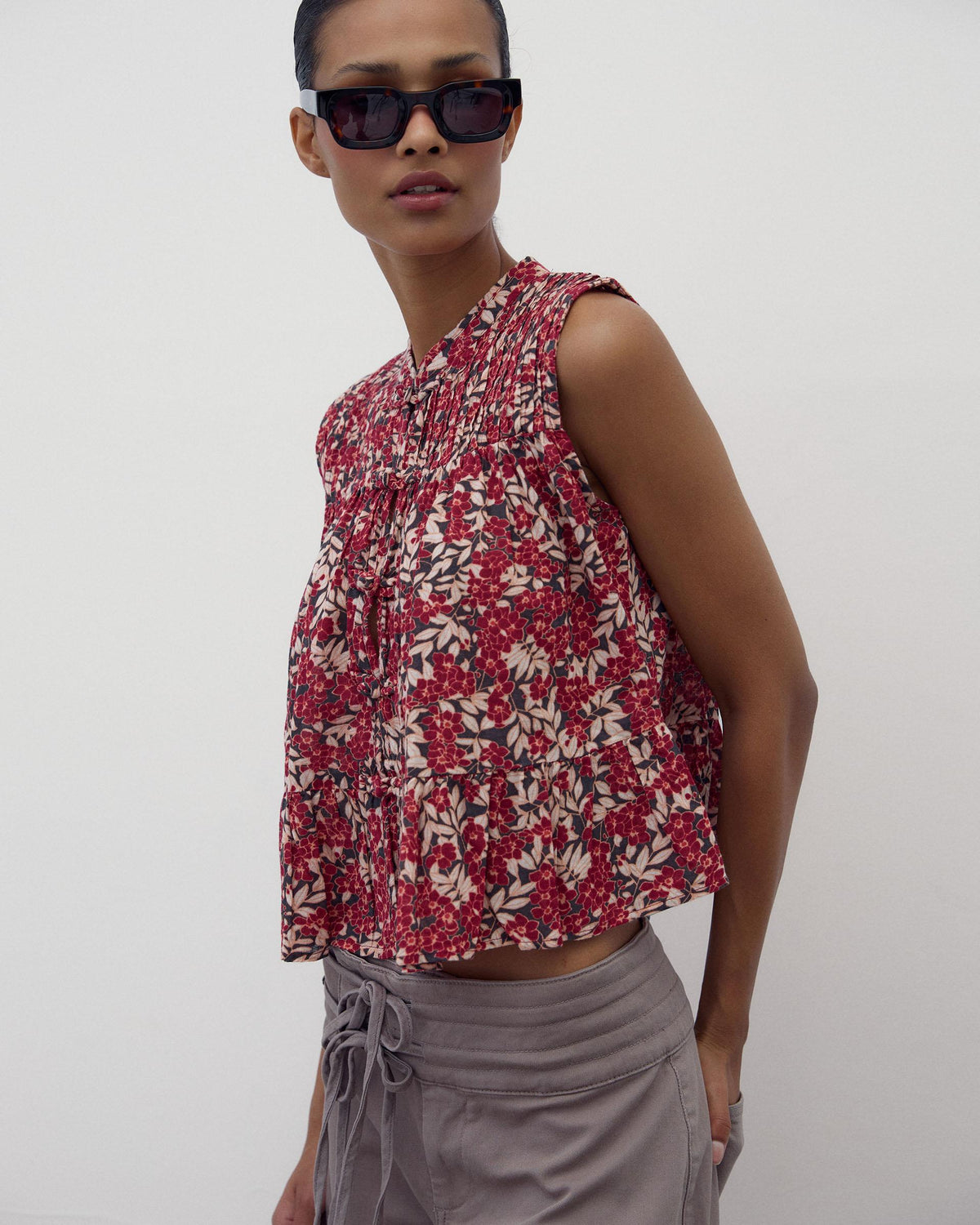 BLUSA SIN MANGAS ALAMARES ESTAMPADA