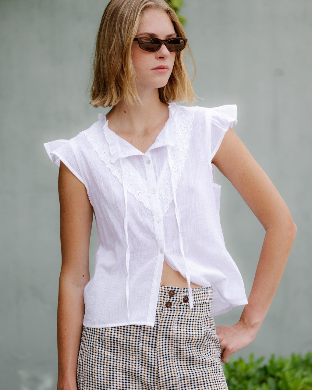 BLUSA SIN MANGA VOLANTE TROQUELADOS