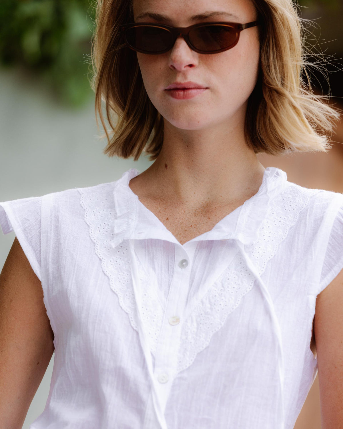 BLUSA SIN MANGA VOLANTE TROQUELADOS